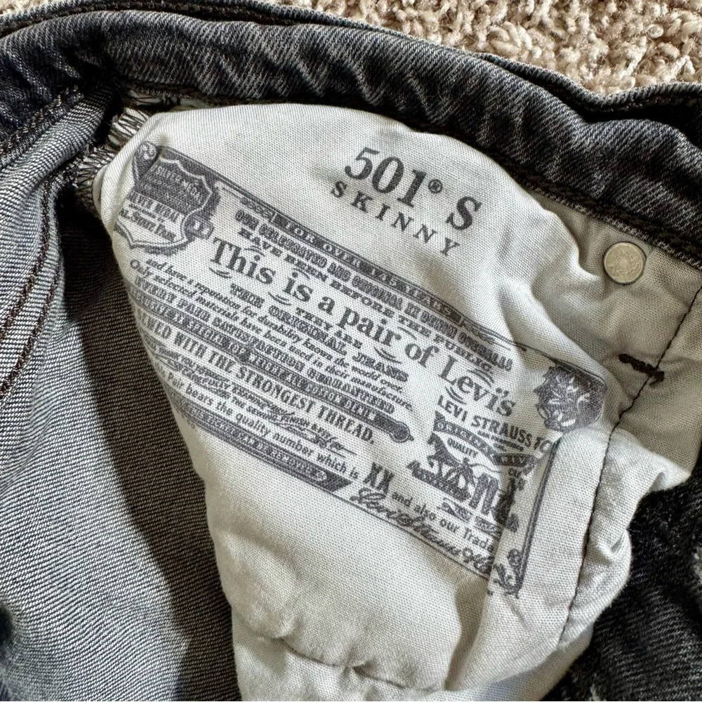 Levi’s Premium 501 Skinny Women’s Jeans in Cropped Black Denim w/ Raw Hem Sz 27 - Picture 8 of 16